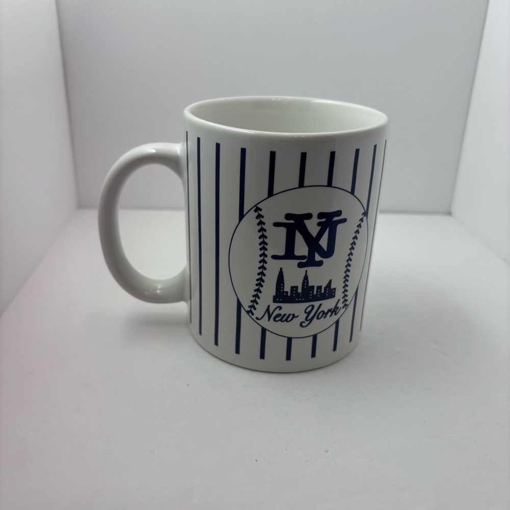 Chic White and Blue Dining Mugs‎